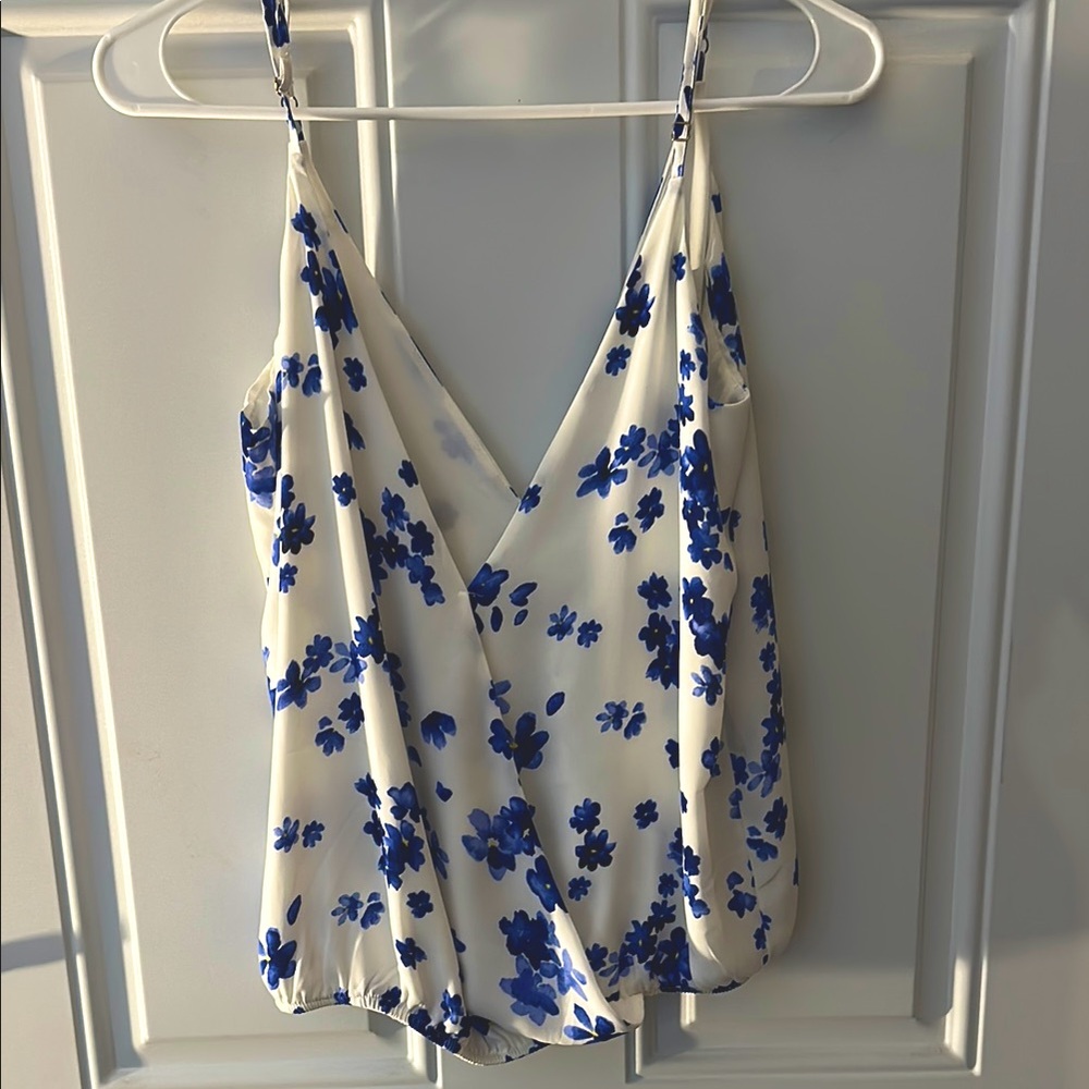 Forever 21 Womens blue floral top. Size small